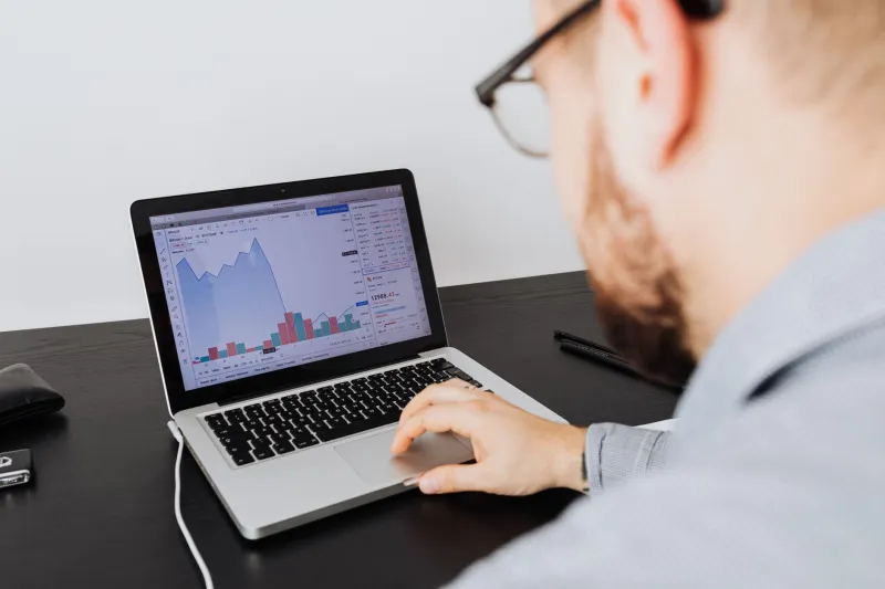 Outpacing the PR Machine: How Solo Business Bloggers Crack Platform Algorithms to Reach the C-Suite